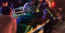 Petugas saat melakukan evakuasi korban laka lantas. (Sumber: Istimewa)
