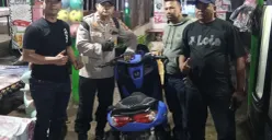 Petugas saat menyerahkan motor ke pada pemilik. (Sumber: Istimewa)