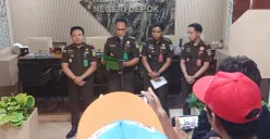 Kejari Depok tetapkan dua tersangka dalam kasus tindak pidana korupsi pengadaan pemancar siaran luar negeri di Kantor Pusat Lembaga Penyiaran Publik (LPP) Radio Republik Indonesia (RRI) Cimanggis, Kota Depok. (Sumber: Humas Kejari Depok)