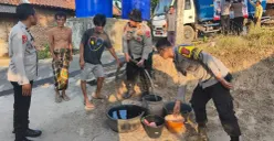 Penyaluran air bersih oleh Polda Banten di dua lokasi di Kota Cilegon. (Sumber: Humas Polda Banten)