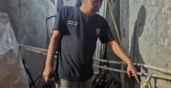 Ketua RW 15, Arif Afifullah menunjukan kran air di rumahnya saat musim kemarau serta wilayahnya yang mengalami kekeringan. ( (Sumber: Poskota/Angga)