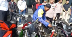 Kapolres Pandeglang saat menyerahkan sejumlah sepeda motor kepada pemilik sah dari hasil pengungkapan kasus curanmor. (Sumber: Poskota/Samsul Fatoni)