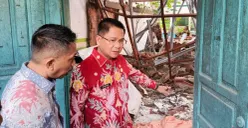 Wali Kota Jakarta Selatan Syafrin Liputo saat meninjau langsung kondisi bangunan SDN Kebayoran Lama 09 Pagi yang roboh dan terbengkalai, Kamis, 23 Juli 2026. (Sumber: Poskota/Ali Mansur)