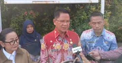 Wali Kota Jaksel, Syafrin Liputo (tengah) meninjau kondisi bangunan SDN Kebayoran Lama 09 Pagi yang roboh, Kamis, 23 Juli 2026. (Sumber: Poskota/Ali Mansur)