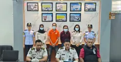 Petugas Rutan Kelas I Jakarta Pusat mengamankan barang bukti dua paket diduga sabu yang ditemukan saat pemeriksaan terhadap seorang pengunjung di area Pintu Utama (P2U), Rabu (22/7/2026). (Sumber: Istimewa)