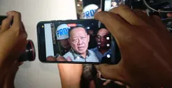 Mantan Jampidsus Kejagung, Febrie Adriansyah sebelum menaiki mobil tahanan di gedung Kejagung, Jakarta Selatan, Jumat, 24 Juli 2026. (Sumber: Poskota/Ali Mansur)
