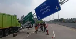 Sebuah dump truk menabrak rambu penunjuk arah di Jalan Tol Cijago KM 39+400 arah Limo, Jumat, 24 Juli 2026. (Sumber: Poskota/Ali Mansur)
