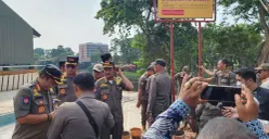 Petugas menyegel proyek kolam renang di Perumahan Shilla At Sawangan, Kota Depok, Jumat, 24 Juli 2026. (Sumber: Poskota/Angga Pahlevi)