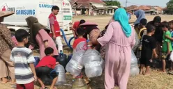 Warga Desa Kosambi Dalam, Kecamatan Mekar Baru, Kabupaten Tangerang saat mengantre air bersih. (Sumber: Poskota/Veronica)