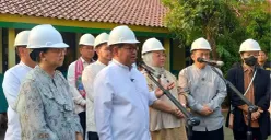 Gubernur Jakarta, Pramono Anung menyampaikan rencana renovasi sekolah rusak di SDN Kebayoran Lama Selatan 09, Jumat, 24 Juli 2026. (Sumber: Poskota/Ali Mansur)