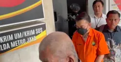 Tersangka kasus tindak pidana pencucian uang (TPPU), Don Ritto di Polda Metro Jaya sebelum diserahkan ke Kejaksaan Agung, pada Jumat, 17 Juli 2026. (Sumber: Poskota/ Ali Mansur)
