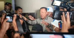 Mantan Jaksa Agung Muda Tindak Pidana Khusus (Jampidsus) Kejaksaan Agung (Kejagung), Febrie Adriansyah, sesaat sebelum menaiki mobil tahanan, di Kantor Kejaksaan Agung (Kejagung), Jakarta Selatan. (Sumber: Poskota/Ali Mansur)