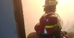 Petugas Damkar Kota Depok berjibaku memadamkan kobaran api membakar kontrakan dan gudang. (Sumber: Damkar Depok)
