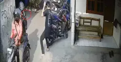 Pelaku curanmor menodongkan senpi ke arah warga di Jalan H. Kimun RT 02/RW 01, Kelurahan Sukatani, Kecamatan Tapos, Kota Depok, Sabtu, 25 Juli 2026. (Sumber: Dok. Istimewa)