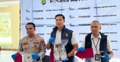 Gelar perkara kasus pemerasan dan penganiayaan lewat aplikasi kencan di Mapolres Metro Depok. (Sumber: Poskota/Angga Pahlevi)