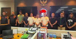 Bareskrim Polri menyerahkan enam personel Polres Tangerang Selatan yang diduga terlibat penyalahgunaan narkotika jenis etomidate kepada Subdirektorat Paminal Bidang Propam Polda Metro Jaya. (Sumber: Mabes Polri)
