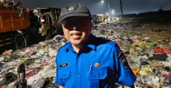 Kepala BPBD Kabupaten Tangerang, Achmad Taufik memperingatkan denda bagi pembakar sampah sembarangan. (Sumber: Poskota/Veronica Prasetio)