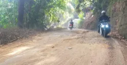 Kondisi jalan di Kampung Cimeta, Desa Pasirlangu, Kecamatan Cisarua, Kabupaten Bandung Barat. (Sumber: Poskota/Gatot Poedji Utomo)