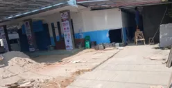 Gedung SPPG Labuan 3 di Pandeglang saat dilakukan renovasi. (Sumber: Poskota/Samsul Fatoni)