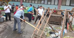 Lapak pedagang di Pasar Cisalak, Kota Depok yang berdiri di fasos fasum dibongkar, Rabu, 29 Juli 2026. (Sumber: Poskota/ Angga Pahlevi)