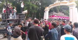 Forum Ormas-LSM se-Kota Cimahi mengepung kantor Wali Kota Cimahi di Jalan Demang Hardjakusumah, Kamis, 30 Juli 2026. (Sumber: Poskota/Gatot Poedji Utomo)