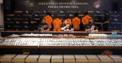Direktorat Reserse Narkoba Polda Metro Jaya membongkar praktik peredaran ilegal obat keras daftar G yang diduga dikendalikan sebuah sindikat di kawasan Kebon Kacang, Tanah Abang, Jakarta Pusat. (Sumber: Polda Metro Jaya)
