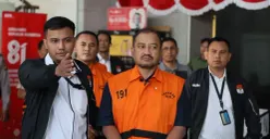 Bupati Pemalang Anom Widiyantoro mengenakan rompi tahanan Komisi Pemberantasan Korupsi (KPK) setelah terjaring dalam Operasi Tangkap Tangan (OTT). (Sumber: KPK)