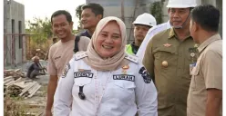 Lurah Paya Pasir, Kota Medan, Syerly, yang viral karena celetukkannya ke warga. (Sumber: X/@doiiva)