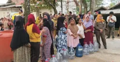Warga Desa Margasari, Kecamatan Tigaraksa saat mengantre pembagian air bersih. (Sumber: Poskota/Veronica)