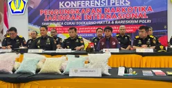 Direktorat Jenderal Bea dan Cukai bersama Bareskrim Polri menggelar konferensi pers terkait pilot maskapai asing warga negara Malaysia yang membawa narkoba, di Bandara Soekarno-Hatta, Tangerang, Jumat, 31 Juli 2026. (Sumber: Istimewa)