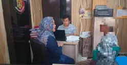 Tersangka NA (kanan) saat menjalani pemeriksaan di ruang Unit PPA Satreskrim Polres Serang. (Sumber: Satreskrim Polres Serang)