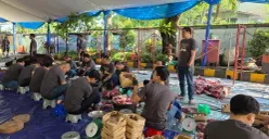 Manajemen PAMA saat menyalurkan hewan kurban kepada masyarakat di wilayah ring 1 Head Office (HO) PAMA. (Sumber: Istimewa)