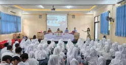 Manajemen PAMA saat menggelar kegiatan sosialisasi Indonesia Ayo Aman Berlalu Lintas (IAABL) yang dipadukan dengan edukasi Wawasan Kebangsaan dan Bahaya Narkoba di SMKN 71 Jakarta, Jatinegara, Jakarta Timur. (Sumber: Istimewa)