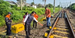 Petugas reskrim melakukan olah TKP kasus pencurian kabel sinyal milik PT KAI. (Sumber: Dirreskrimum Polda Banten)