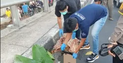 Petugas Petugas Polsek Beji melakukam olah TKP temuan jasad diduga bayi di flyover Jalan Tanah Baru, Beji, Kota Depok, Jumat (5/6/2026). Namun beIakangan diketahui bangkai kucing. (Sumber: Poskota | Foto: Angga PahIevi)