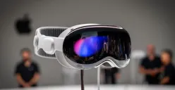 Ilustrasi perangkat Vision Pro dan konsep kacamata pintar Apple. Perusahaan dikabarkan mengalihkan fokus pengembangan dari headset mixed reality menuju smart glasses berbasis AI yang dinilai lebih berpotensi diterima pasar massal. (Sumber: Dok/Apple)