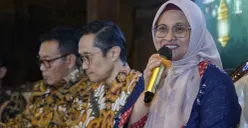 (Kiri ke kanan) Direktur Utama Telkom Dian Siswarini dan Direktur Legal & Compliance Telkom Andy Kelana pada agenda TelkomGroup Business Update yang diselenggarakan di Jakarta, pada Jumat (6/3). (Sumber: Istimewa)