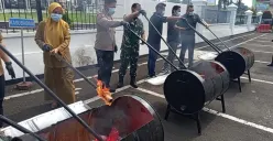 Jajaran Kejari Pandeglang saat melakukan pemusnahan barang bukti tindak pidana dengan cara dibakar, Selasa (9/6/2026). (Sumber: Poskota | Foto: Samsul Fatoni)