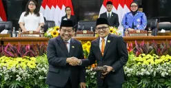 Khoirudin berjabat tangan dengan Suhud Alynudin menggantikan dirinya sebagai Ketua DPRD DKI Jakarta usai rapat paripurna di Gedung DPRD DKI Jakarta, Senin (8/6/2026). (Sumber: dprd dki jakarta)