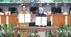 Menteri Dalam Negeri (Mendagri) Muhammad Tito Karnavian (kiri) bersama Kepala Badan Pusat Statistik (BPS) Amalia Adininggar Widyasanti (kanan) menandatangani Surat Edaran Bersama (SEB). (Sumber: Istimewa)