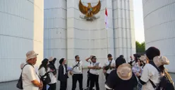 Peserta menyambangi Monumen Juang Rakyat Jawa Barat, Jalan Dipatiukur, Kota Bandung, Senin, 15 Juni 2026. (Sumber: Poskota/Gatot Poedji Utomo)