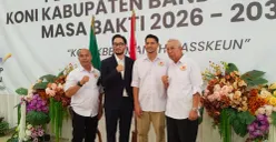Ketua Koni Bandung Barat, Tobias Ginanjar (kedua kanan), bersama Bupati Bandung Barat (kedua kiri), dalam kegiatan pelantikan pengurus Kono periode 2026-2030. (Sumber: Poskota/Gatot Poedji Utomo)