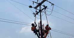 Petugas PLN UP3 Cimahi, melakukan perawatan pasokan listrik di sejumlah lokasi, di wilayah Cimahi dan KBB. (Sumber: Poskota/Gatot Poedji Utomo)