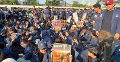 Mahasiswa dari sejumlah Universitas di Jakarta berunjuk rasa di depan Gedung DPR/MPR RI, Jakarta Pusat, untuk menyampaikan aspirasi terhadap situasi bangsa, Jumat, 19 Juni 2026. (Sumber: Poskota/ Pandi Ramedhan)