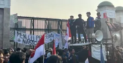 Mahasiswa dari sejumlah Universitas di Jakarta berunjuk rasa di depan Gedung DPR/MPR RI, Jakarta Pusat, untuk menyampaikan aspirasi terhadap situasi bangsa, Jumat, 19 Juni 2026. (Sumber: Poskota/Pandi Ramedhan)
