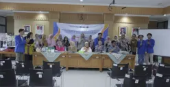 Kegiatan pelatihan pengembangan usaha frozen food dan pemasaran digital dari Universitas Esa Unggul kepada  anggota PKK Kelurahan Meruya Selatan. (Sumber: Istimewa)