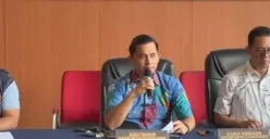 Kasat Reskrim Polres Metro Jakarta Pusat AKBP Roby Heri Saputra (tengah) saat memberikan keterangan pers terkait insiden dugaan perempokan emas gram di Menteng, Jakarta Pusat. (Sumber: Poskota/Ali Mansur)