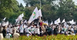 Potret aksi damai di kawasan Patung Kuda, Jakarta Pusat, Jumat, 19 Juni 2026 yang mendukung program Presiden Prabowo Subianto. (Sumber: Poskota/M. Tegar Jihad)