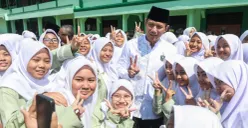 Potret Menteri Koordinator Bidang Infrastruktur dan Pembangunan Kewilayahan Agus Harimurti Yudhoyono (AHY) bersama siswi MTsN 1 Kota Bogor. (Sumber: Istimewa)
