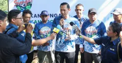 Menko AHY saat meluncurkan Gerakan Ayo Muliakan Sungai (AMS) dan menyusuri Sungai Ciliwung di kawasan Cibinong, Kabupaten Bogor, Jawa Barat, Jumat, 19 Juni 2026. (Sumber: Dok. Kemenko Infra)